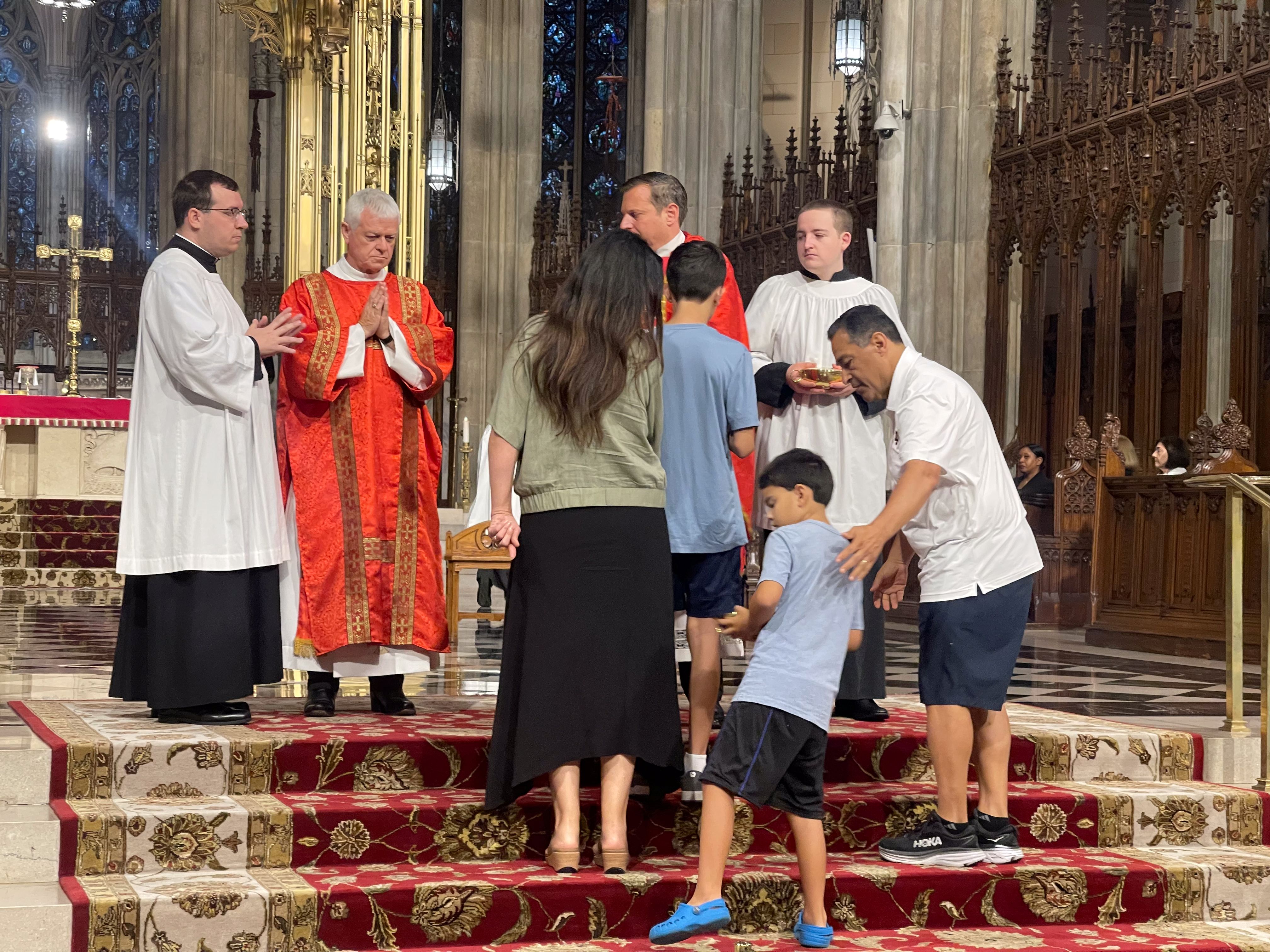While participating in the Mass at St. Patrick's Cathedral in Manhattan, Pérez had the opportunity to meet Fr. Enrique Salvo, the cathedral's current rector. Pérez's wife, Beckie, and his sons Michael and  Ezekiel assisted in bringing up the gifts, a symbolic act where parishioners carry bread, wine, and the money collection to the altar.