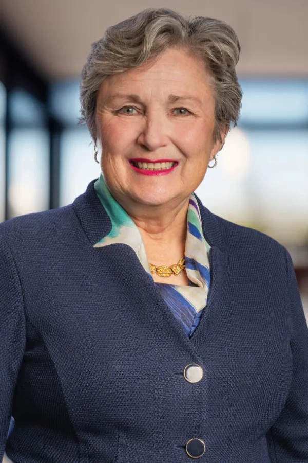 Lisa Monihan_Square_Blurredbg2.png