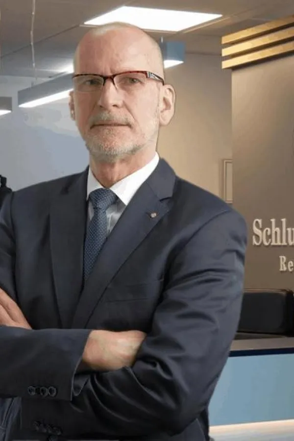 Dr. Richard Nouvertné square.jpg