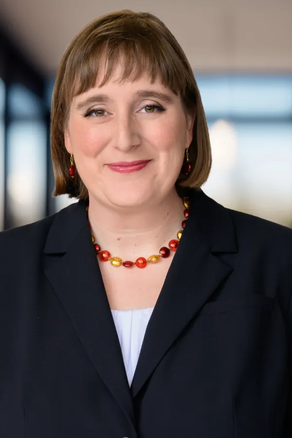 Sarah Baley_Square_Blurredbg2.png